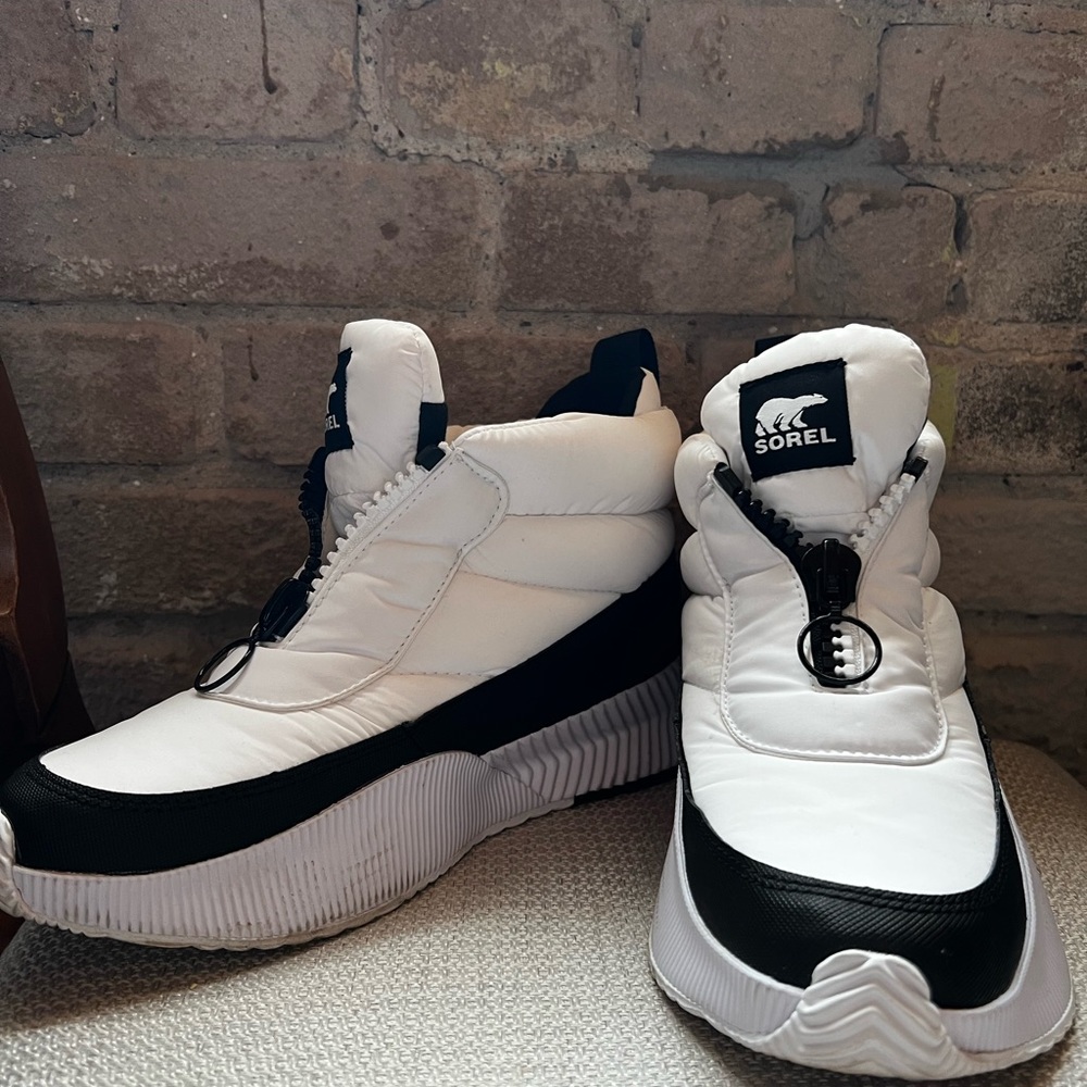 Sorel boots. White. Size 9.